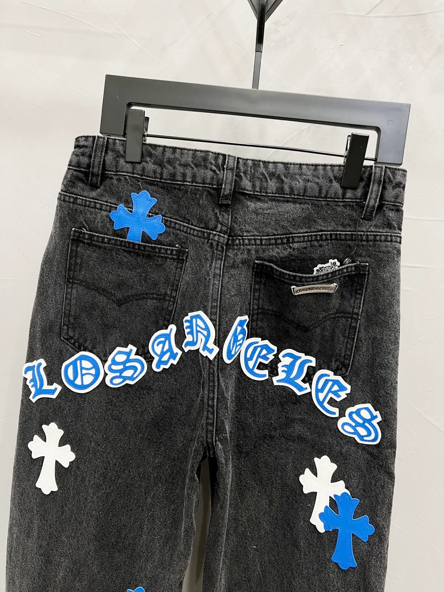 P240 Style number: [M929] Chrome hearts & Chrome hearts 25ss blue leopard print cross patch leather jeans Chrome hearts’ logging pants are here! ! ! CH Croix Heart Double Knee Cross Patch Leather Bo1 Style Logging Pants Straight-leg Work Pants B136 Croix Heart Cross Sanskrit Overalls Price 24W Level, patchwork cross pattern embellishment, high-waisted washed jeans! ! Absolutely high-end luxury products, 1.9W level god-level single products, super popular products, made by top heavy industry, not to be missed. About Zangyin, this is an extremely luxurious fashion brand, which can also be called the nobles of the high street. It has always been an exclusive brand of some hipsters or rich second generation. Compared with ordinary high streets, it is more luxurious and noble. Compared with luxury brands, it has a more fashionable personality and has always been a brand that I have a special liking for. Imported yarn is custom-woven into a high-density twill canvas, which ensures a crisp silhouette while also making the fabric feel very delicate. It follows the B01 classic silhouette, with a crisp and stylish upper body. The ready-made garments are stone-milled and fermented, so they can be matched with any style. Buttons and zinc-brushed washables are genuine YKK retro metal products. Double-layered canvas on the front. Perfect details. All hardware is perfect. Size: 30-32-34-36 Color: Black pants, blue and white leather